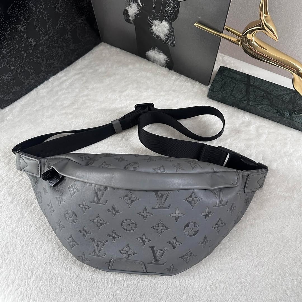 Louis Vuitton Monogram Discovery PM belt bag